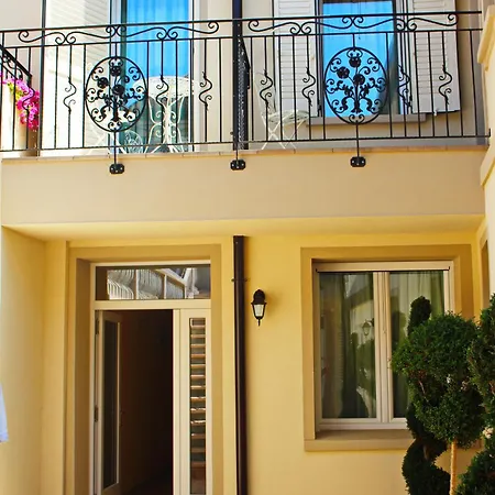 Cavour Oda ve Kahvaltı 3*